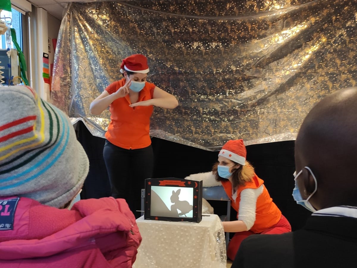 Les conteuses Annie et Charlotte racontent aux enfants malades à lInstitut Curie pour Noël.